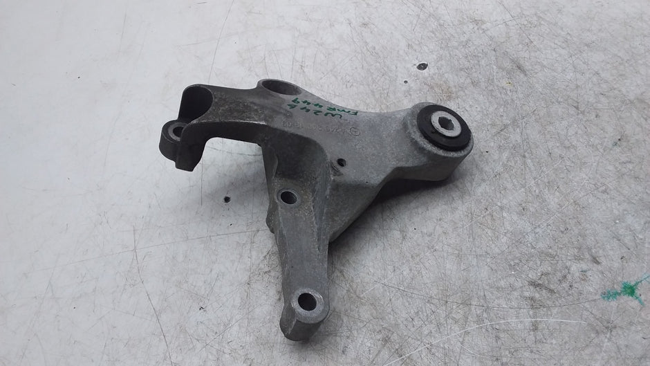 MERCEDES BENZ A-CLS W176 ENGINE MOUNTING BRACKET A2462401809 FMR449