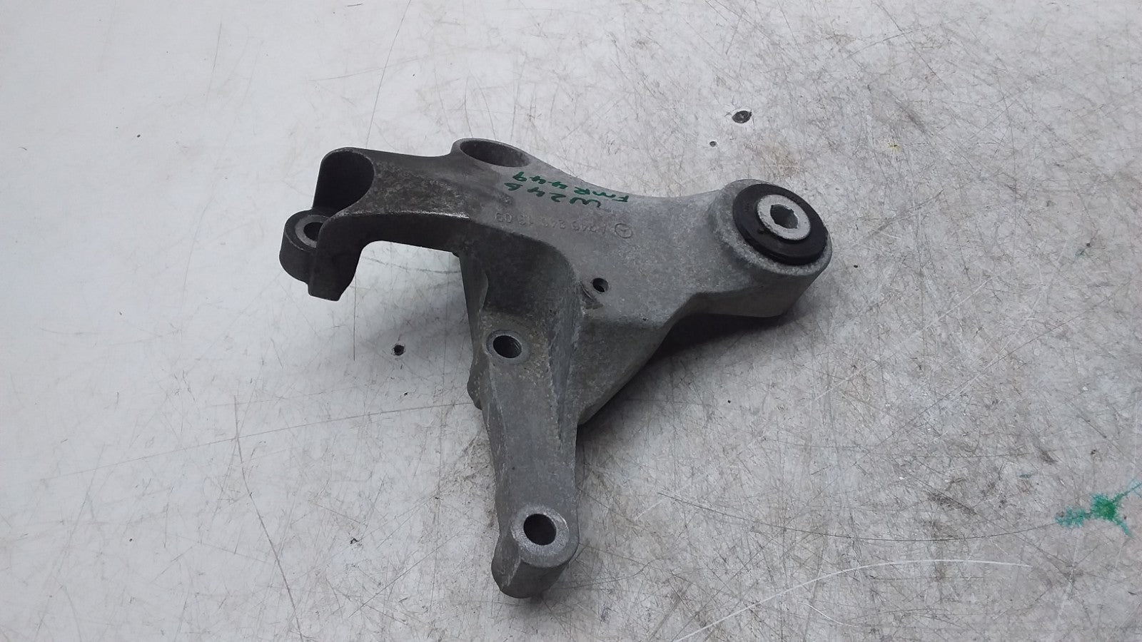 MERCEDES BENZ A-CLS W176 ENGINE MOUNTING BRACKET A2462401809 FMR449