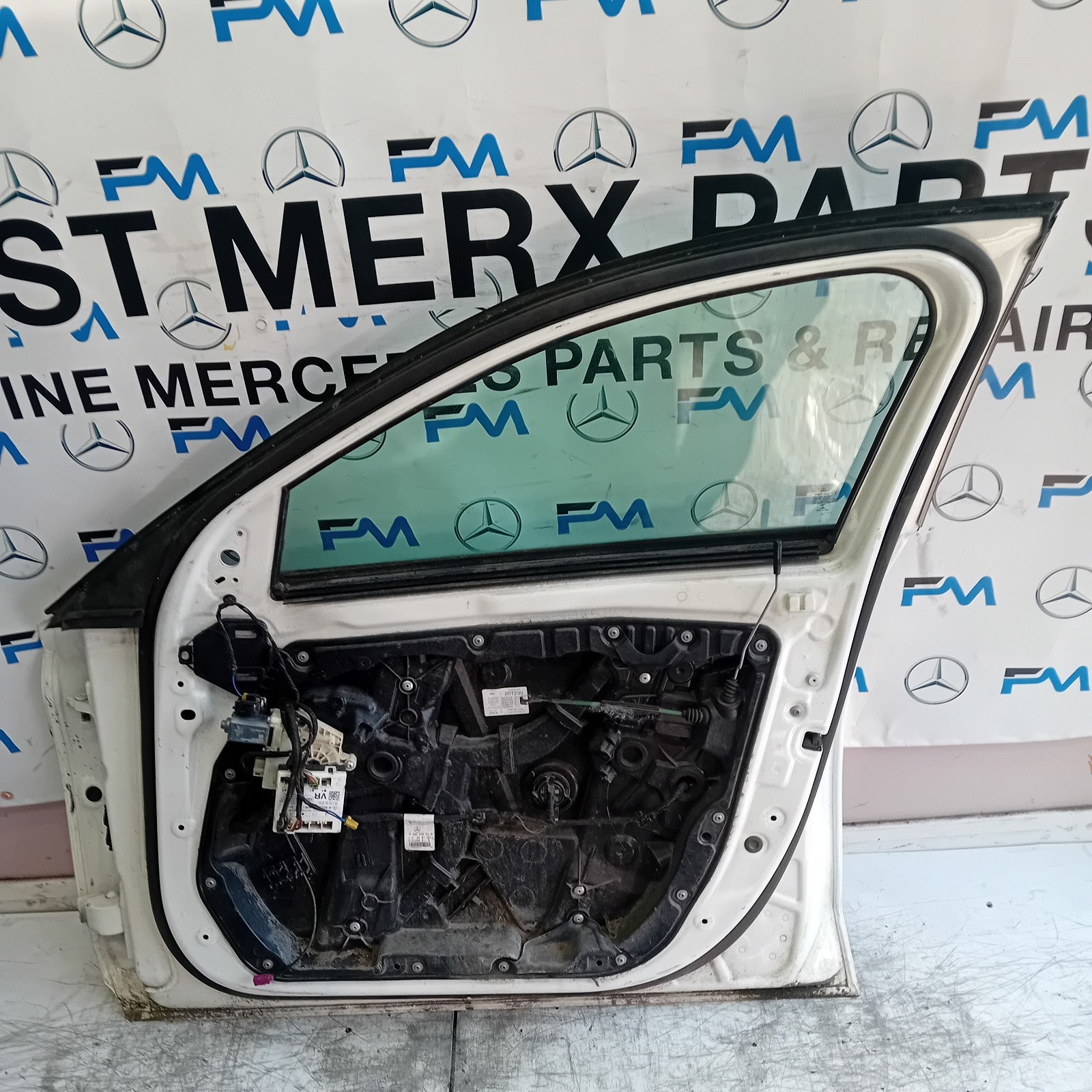 MERCEDES BENZ C-CLASS W205 DRIVER FRONT DOOR OSF 2014 WHITE  FMD507