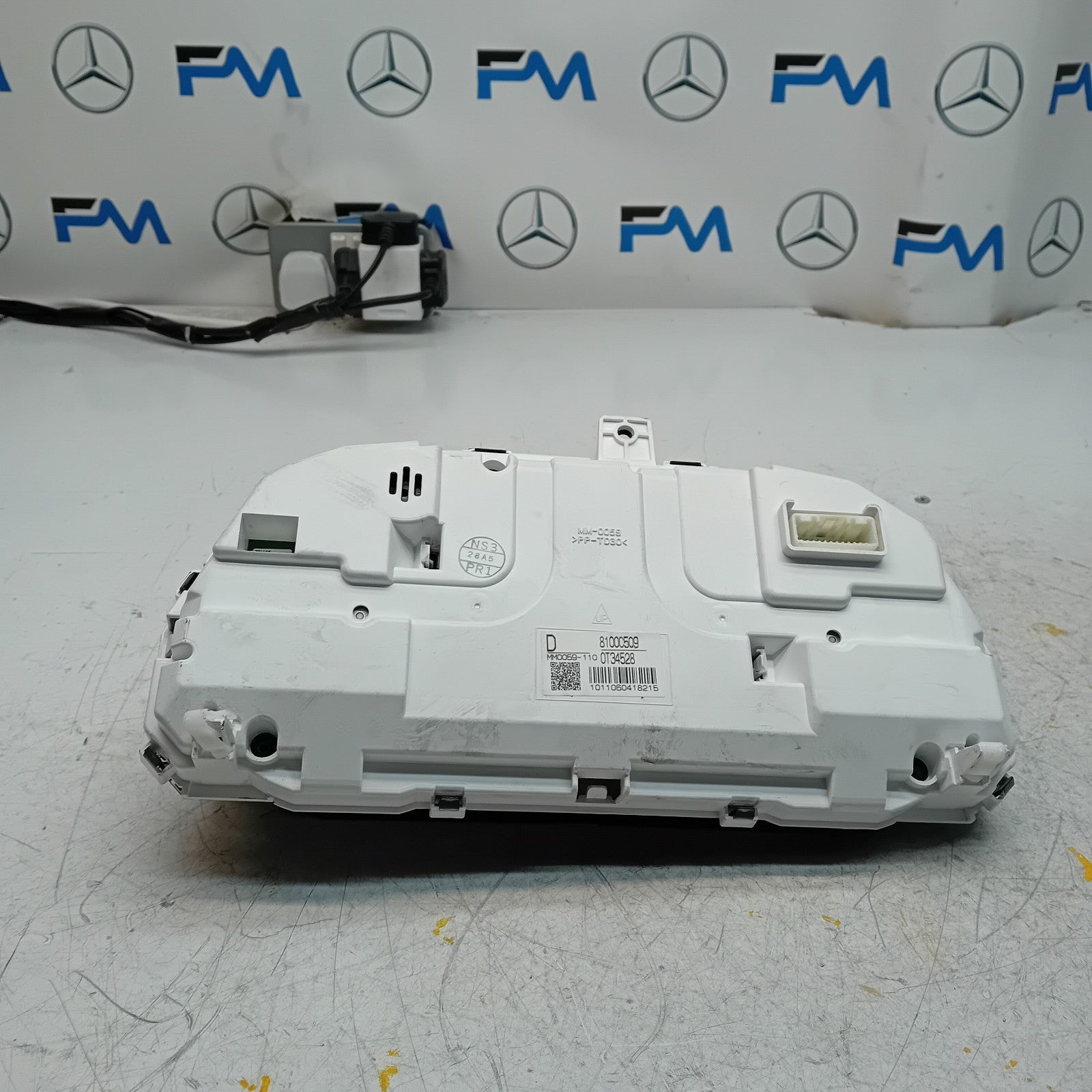 MITSUBISHI OUTLANDER SPEEDOMETER INSTRUMENT CLUSTER  8100C509 FM001141