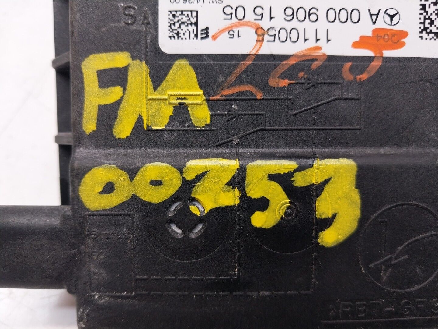 Mercedes W213 W205 W218 W238 W253 Negative Battery Tray Clamp A0009061505FM00253