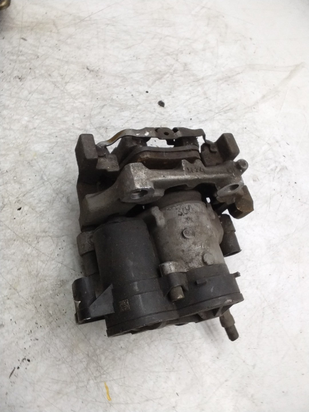 MERCEDES  B-CLASS W246 BRAKE CALIPER REAR LEFT PASSENGER SIDE A2054231998 FMR134
