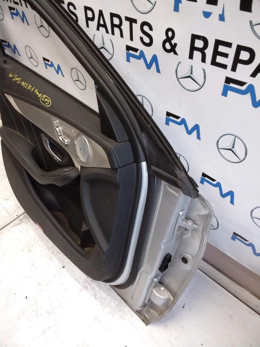 MERCEDES C-CLASS W205 PASSENGER SIDE FRONT DOOR N/S/F COMPLETE SILVER FMD105