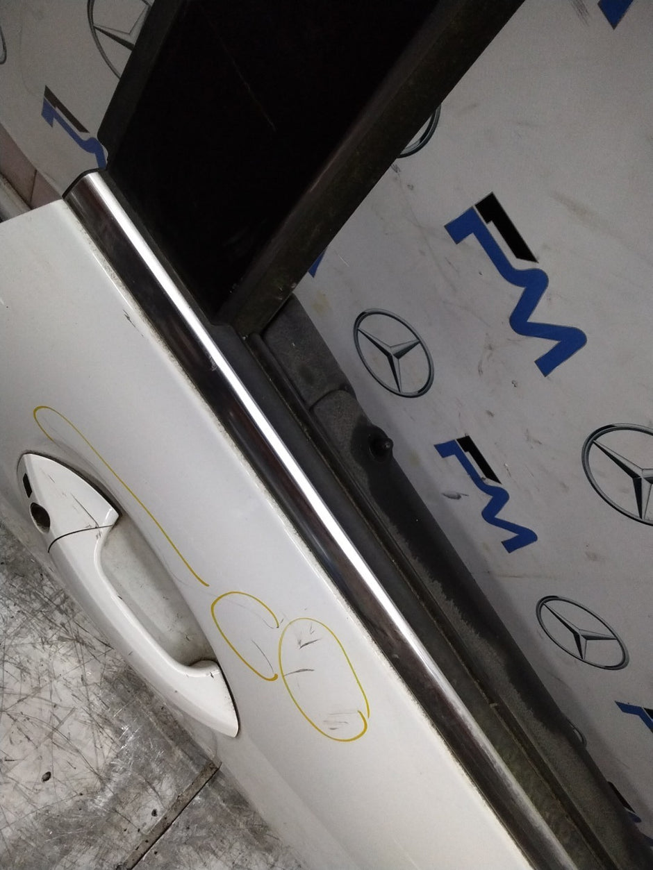 MERCEDES C-CLASS W204 SLN DRIVER FRONT DOOR OSF WHITE 2008-14 COMPLETE FMD544