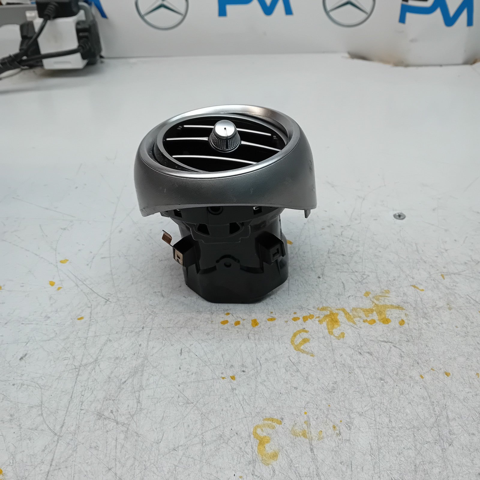 MERCEDES C-CLASS W205 DASHBOARD AIR VENT DRIVER SIDE 2014 A2058304400 FM001178