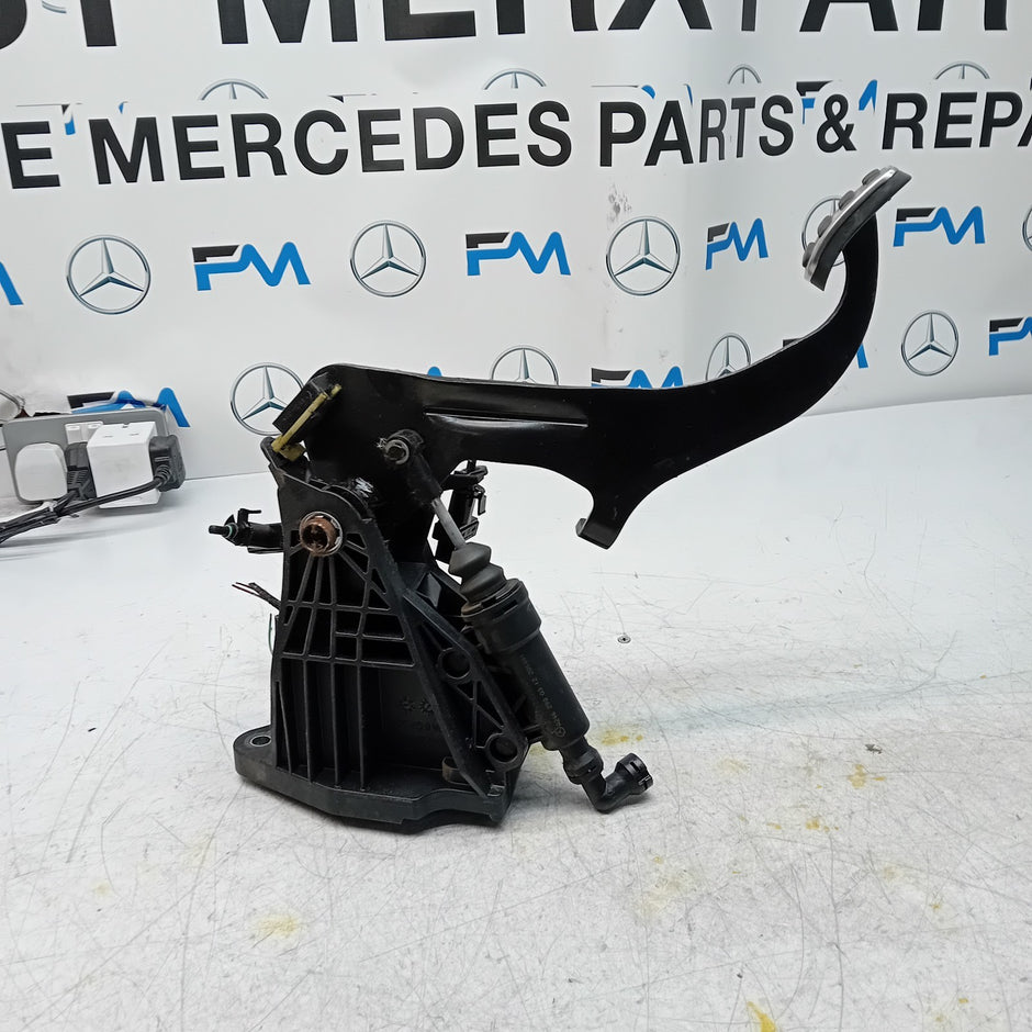 MERCEDES B-CLASS W246 CLUTCH PEDAL WITH CYLIBDER A2462900619 2015  FM001477