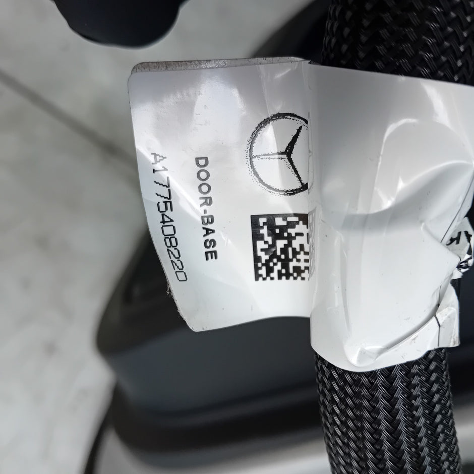 MERCEDES  A-CLASS W177 PASSENGE SIDE FRONT DOOR N/S/F COMPLETE SILVER FMD114