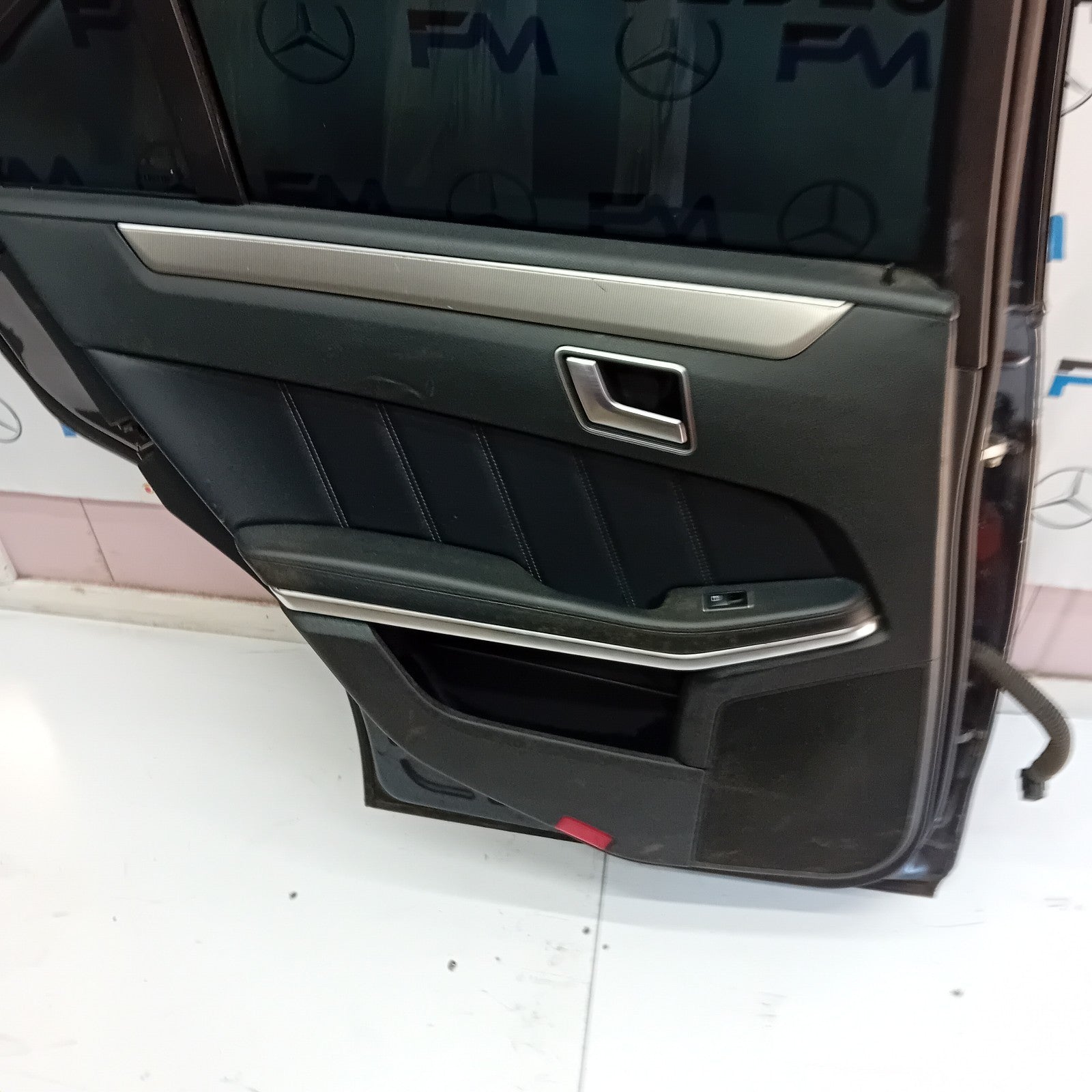 MERCEDES BENZ E-CLASS  W212 PASSENGER SIDE REAR DOOR ( NEAR SIDE REAR ) FM06
