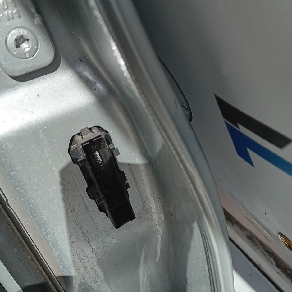 MERCEDES C-CLASS W205 SLN PASSENGER REAR DOOR NSR SILVER 2014 ON COMPLETE FMD220