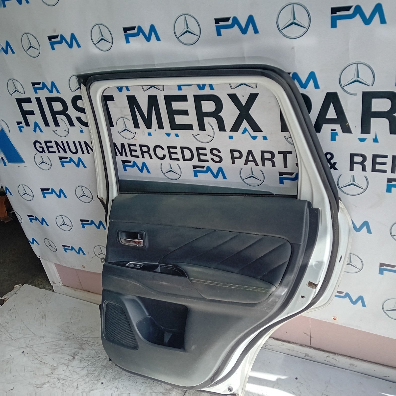 MITSUBISH OUTLANDER MK3 DRIVER SIDE REAR DOOR OSR WHITE 2013 COMPLETE FMD191