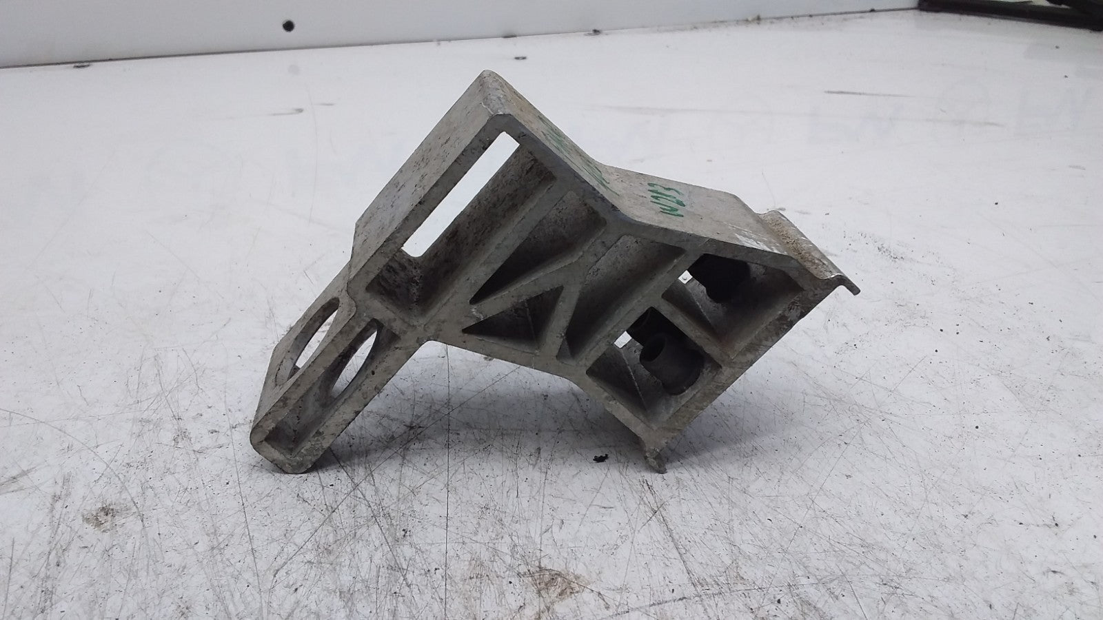 MERCEDES BENZ  E-CLASS W213 RADIATOR MOUNTING BRACKET  FMR405