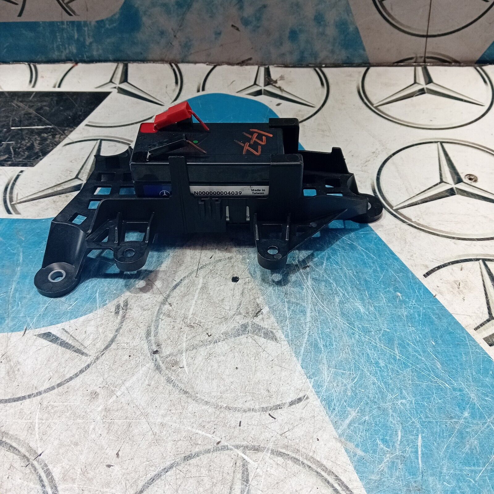 2021 MERCEDES BENZ A180 W177 SMALL AUXILIARY BATTERY & BRACKET  A2475451000