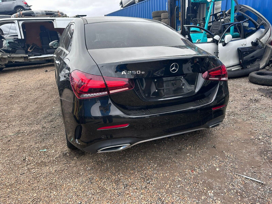 MERCEDES BENZ A-CLASS W177 - BREAKING / FRONT BUMPER AND WINGS