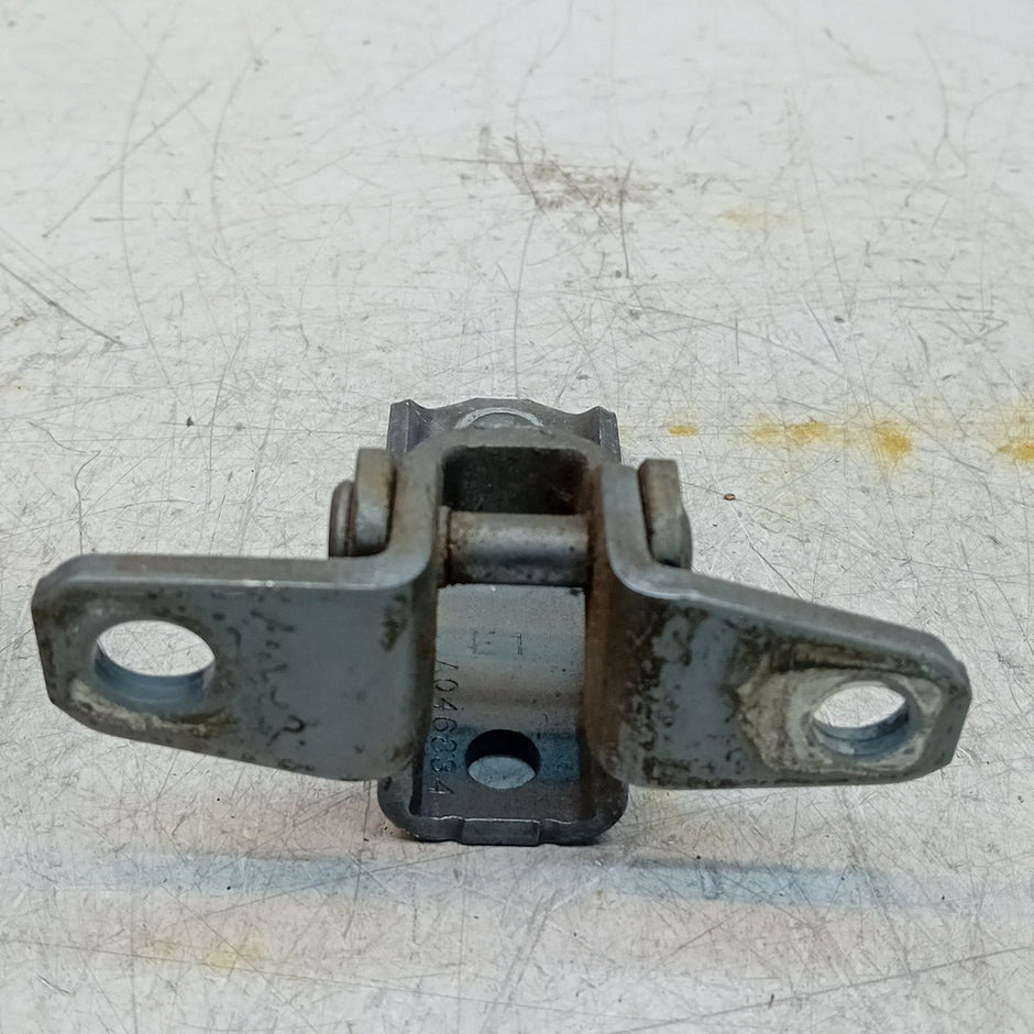 MITSUBISHI OUTLANDER MK3  FRONT DOOR HINGE PANEL E1 A046834 FM001645