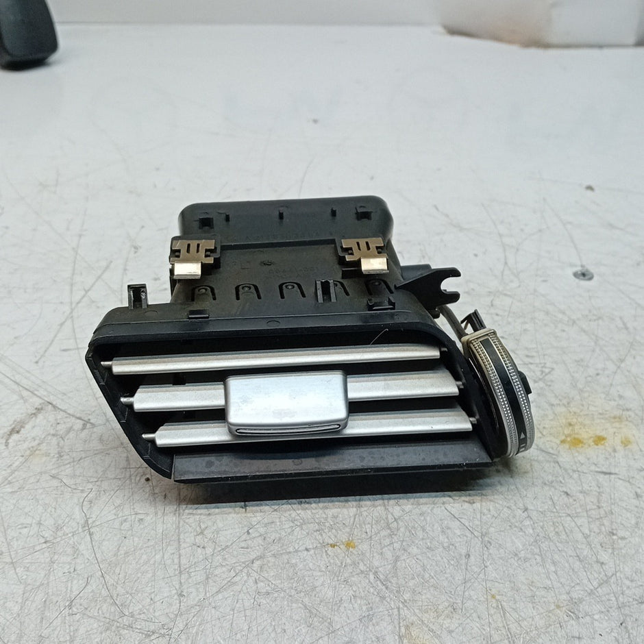 MERCEDES BENZ  E-CLASS W212 DASHBOARD  AIR VENT 2016 A21268303354 FM001546