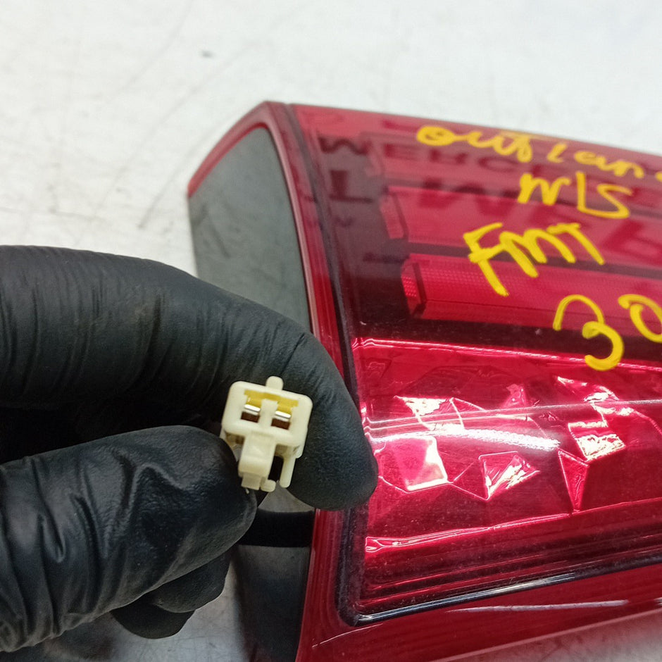 MITSUBISHI OUTLANDER MK3 PASSENGER SIDE LEFT REAR INNER TAIL LIGHT 2013 FMT306
