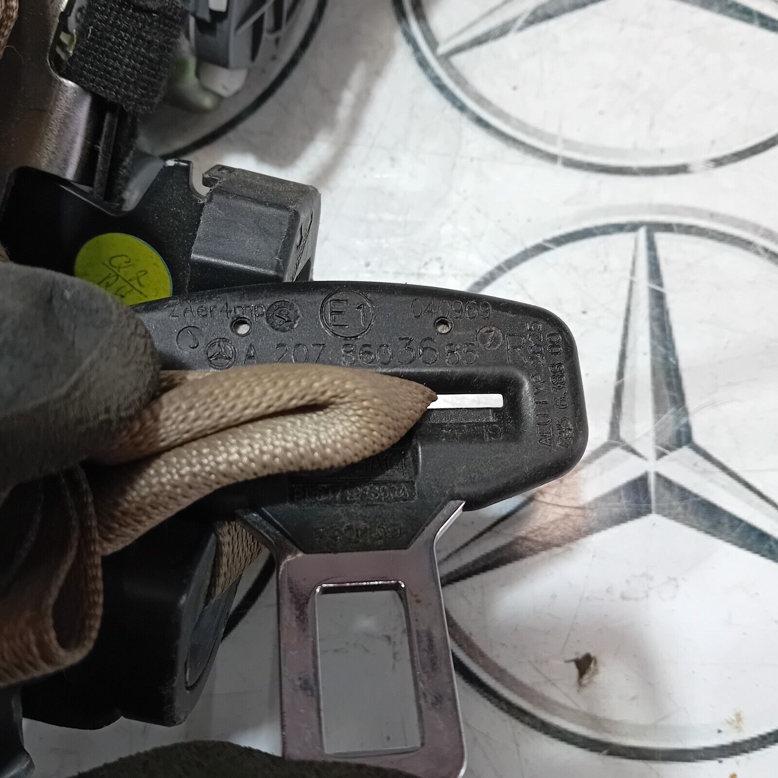 MERCEDES BENZ W207 E CLASS COUPE FRONT SEAT BELT RIGHT SIDE A2078603685