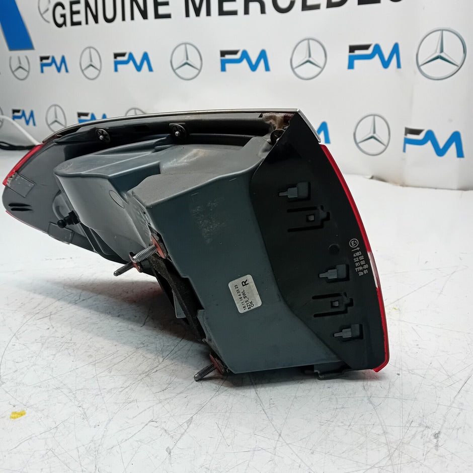 MERCEDES E-CLASS W213 2016 REAR DRIVER O/S TAIL LIGHT FMT49. (DAMAGED)