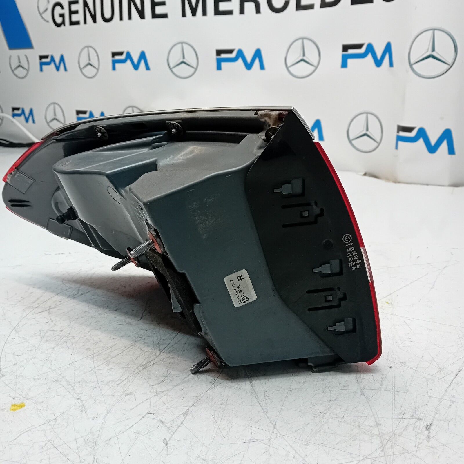 MERCEDES E-CLASS W213 2016 REAR DRIVER O/S TAIL LIGHT FMT49. (DAMAGED)
