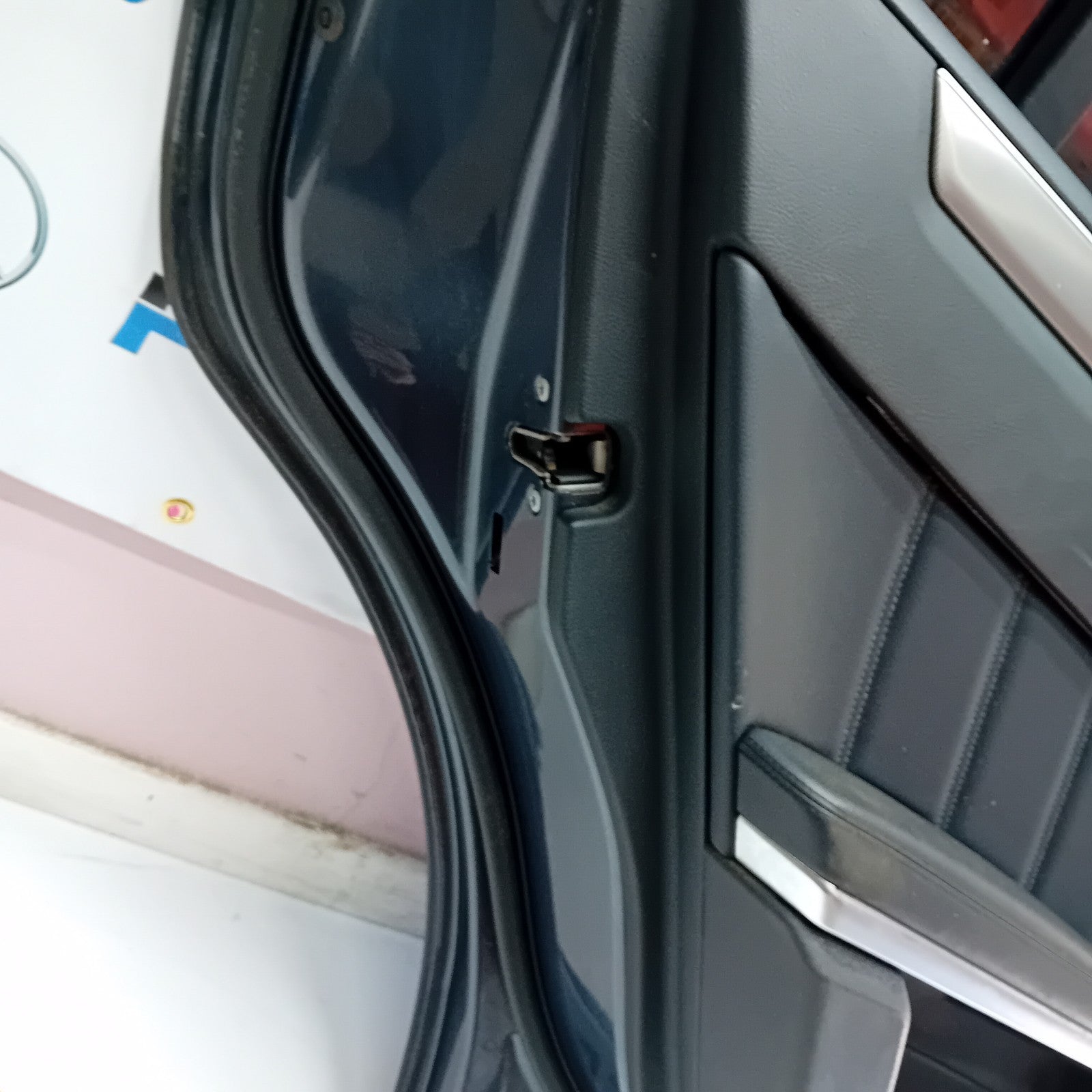 MERCEDES BENZ E-CLASS  W212 PASSENGER SIDE REAR DOOR ( NEAR SIDE REAR ) FM06