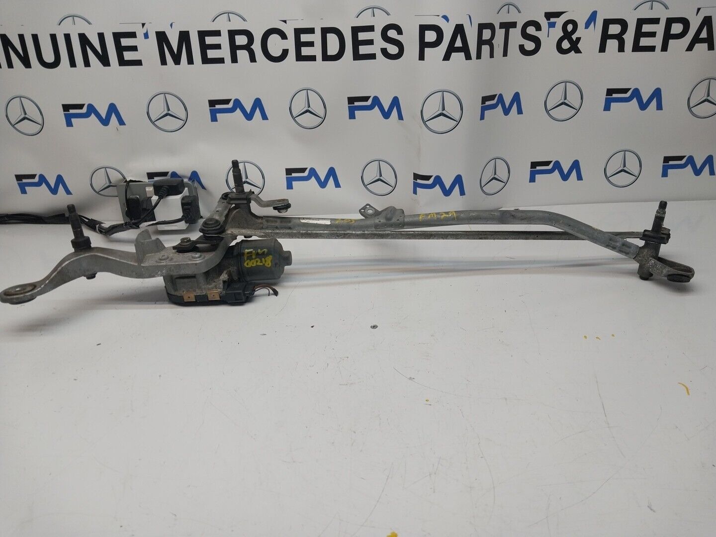 14-21 MERCEDES C CLASS WINDSCREEN WIPER MOTOR & LINKAGE FRONT A2058200940FM00218