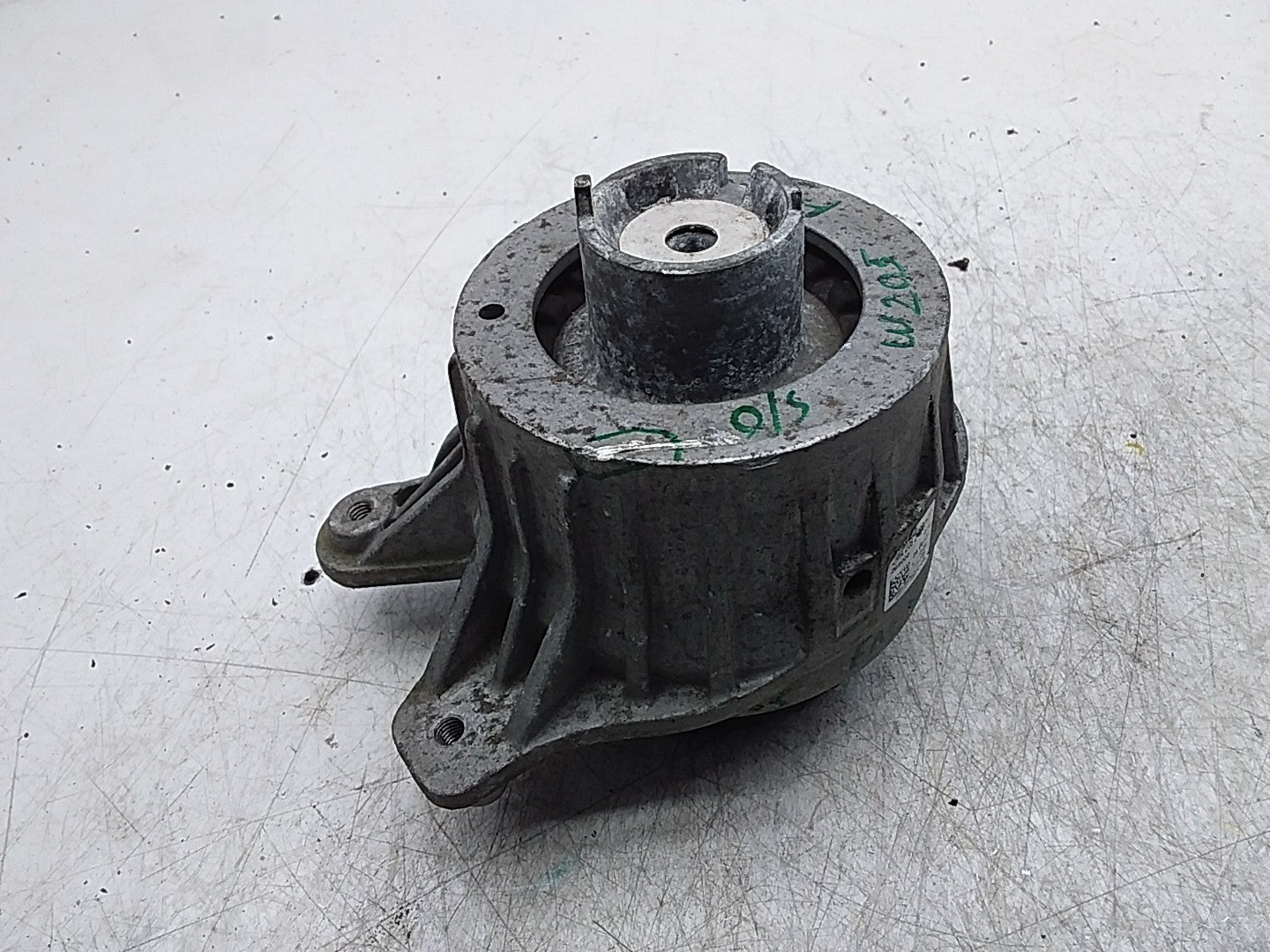 MERCEDES BENZ C-CLASS  W205  ENGINE MOUNT RIGHT OS A2052406717 FMR346