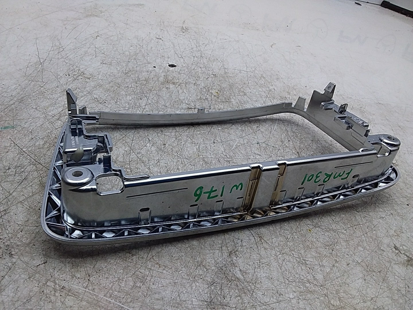 MERCEDES A-CLS W176 STEREO SURROUND TRIM A1766890018 FMR301