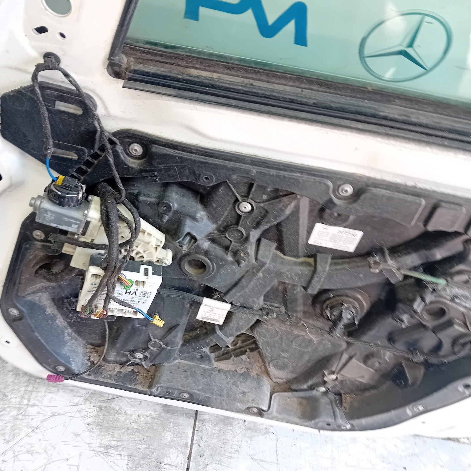 MERCEDES BENZ C-CLASS W205 DRIVER FRONT DOOR OSF 2014 WHITE  FMD507