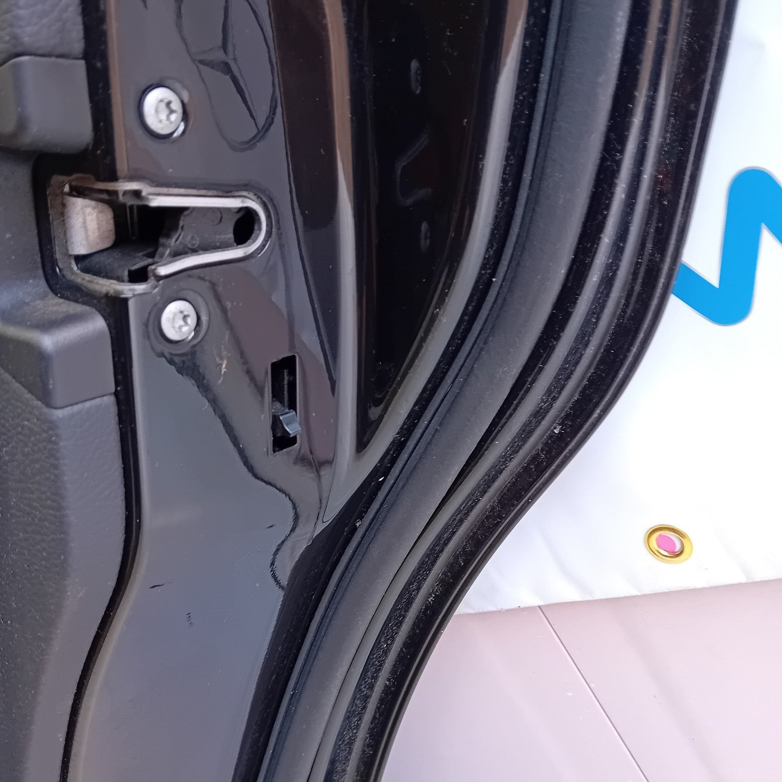 MERCEDES BENZ C-CLASS W204 DRIVER SIDE REAR DOOR ( OFF SIDE REAR ) FM010