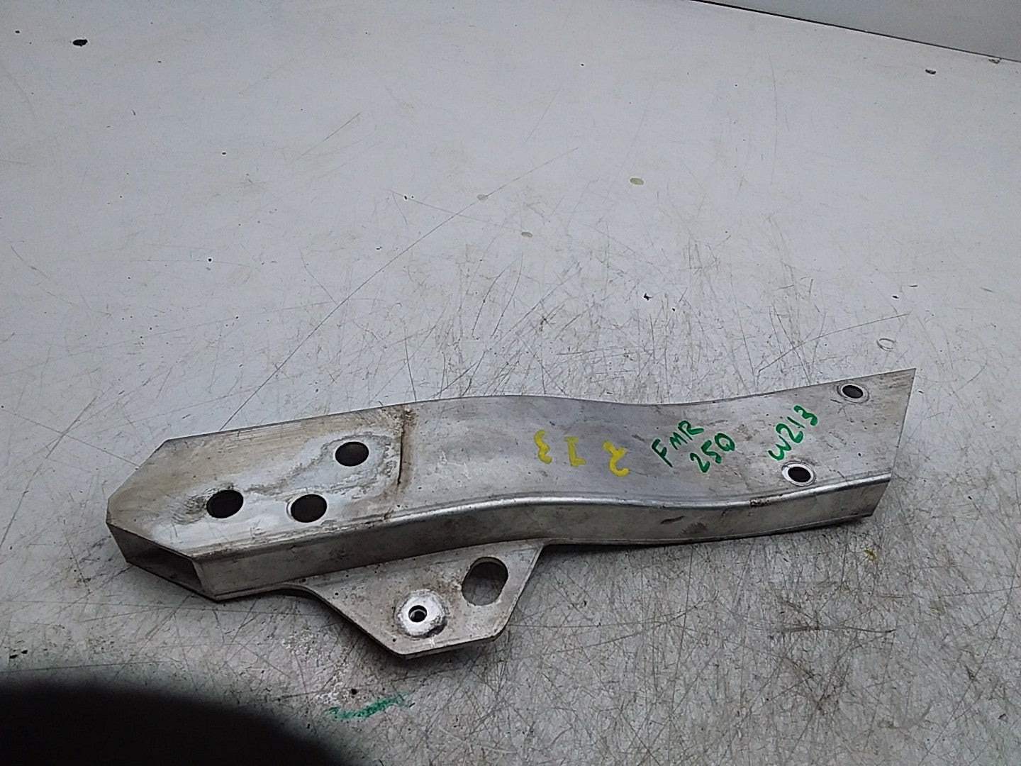 MERCEDES E-CLS W213 RADIATOR SUPPORT BRACKET RIGHT FMR250