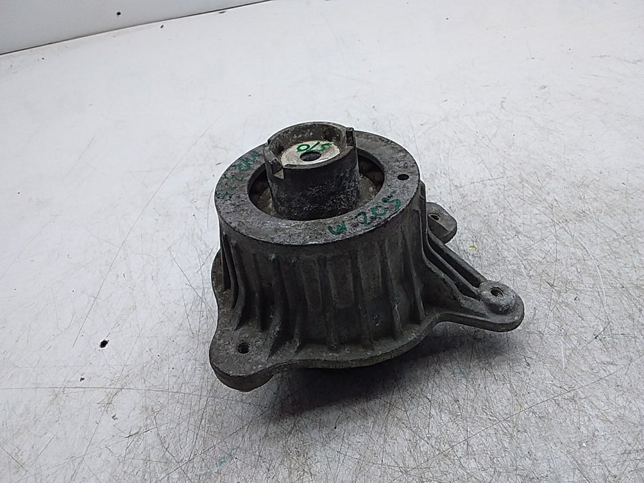 MERCEDES BENZ  C-CLASS W205  ENGINE MOUNT RIGHT OS A2052406717 FMR325