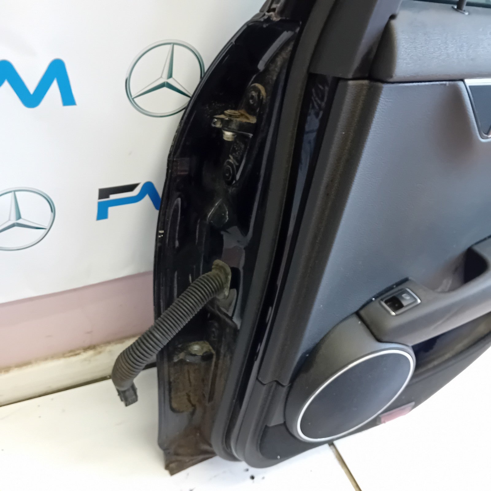 MERCEDES BENZ C-CLASS W204 DRIVER SIDE REAR DOOR ( OFF SIDE REAR ) FM010