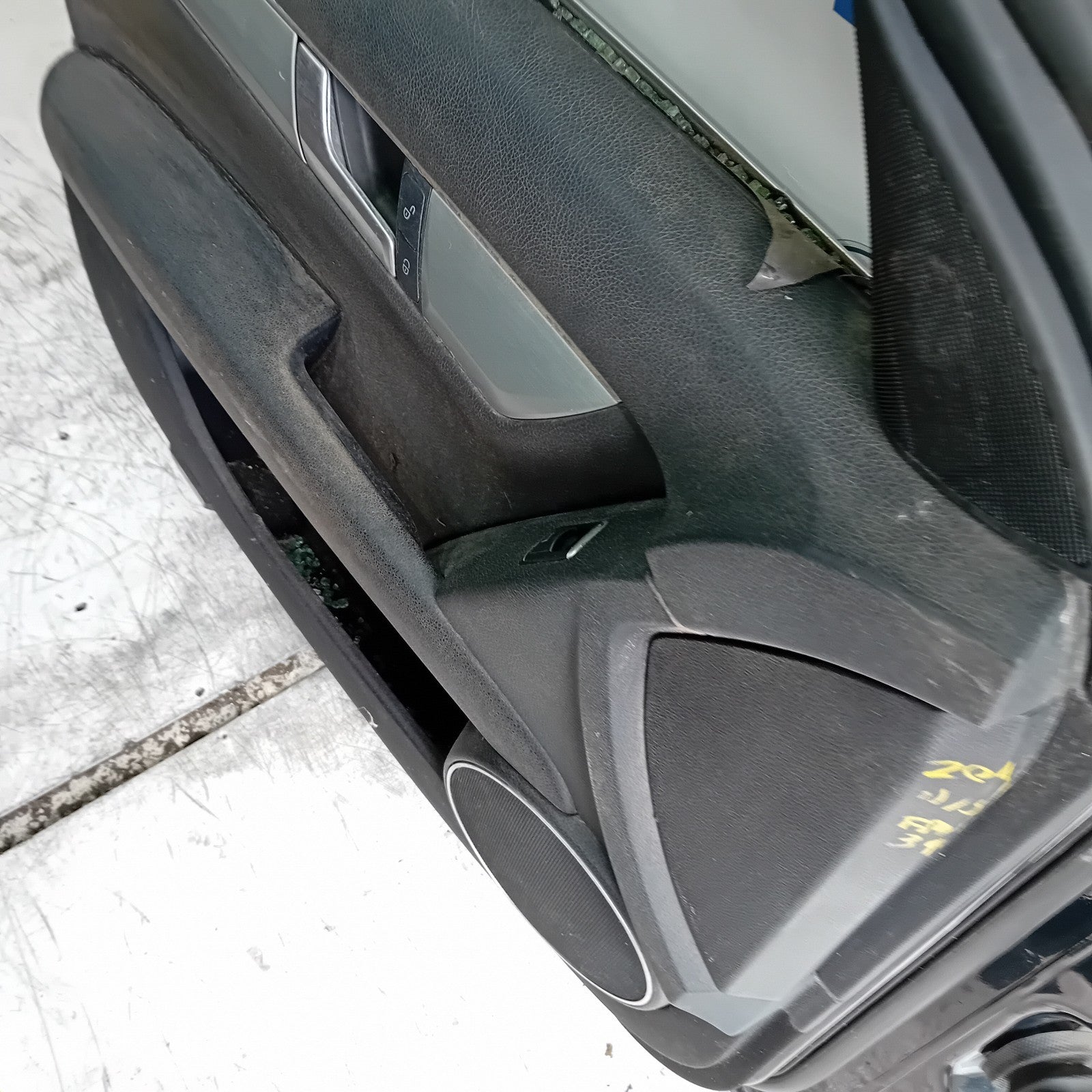 MEECEDS C-CLASS W204 PASSENGER FRONT DOOR NSF BLACK 2008-14 COMPLETE FMD395