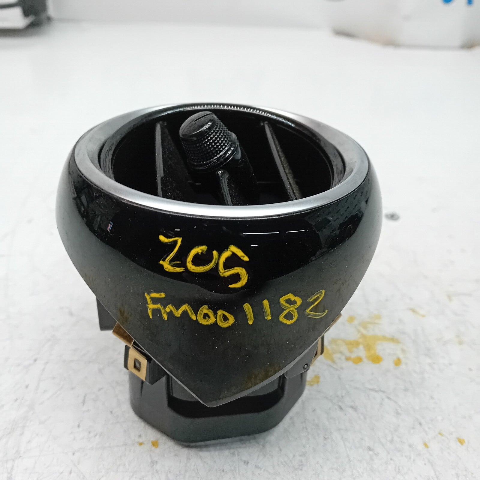 MERCEDES C-CLASS W205 DASHBOARD AIR VENT PASSENGER SIDE  A2058303604 FM001182