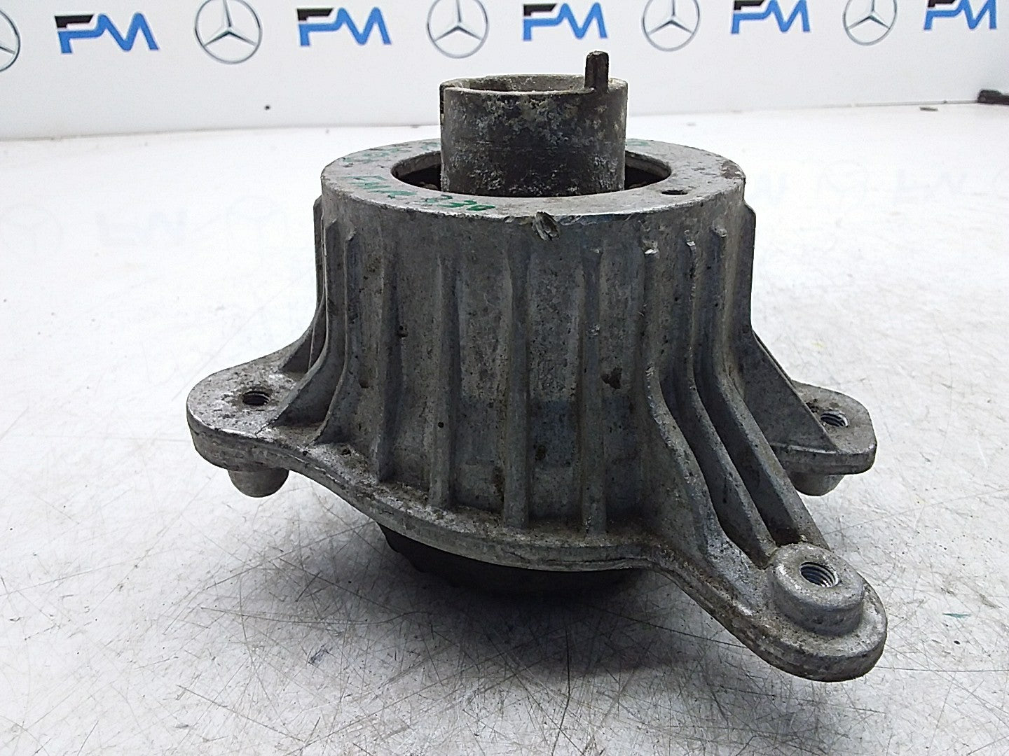 MERCEDES BENZ  C-CLASS W205  ENGINE MOUNT RIGHT OS A2052406517 FMR330