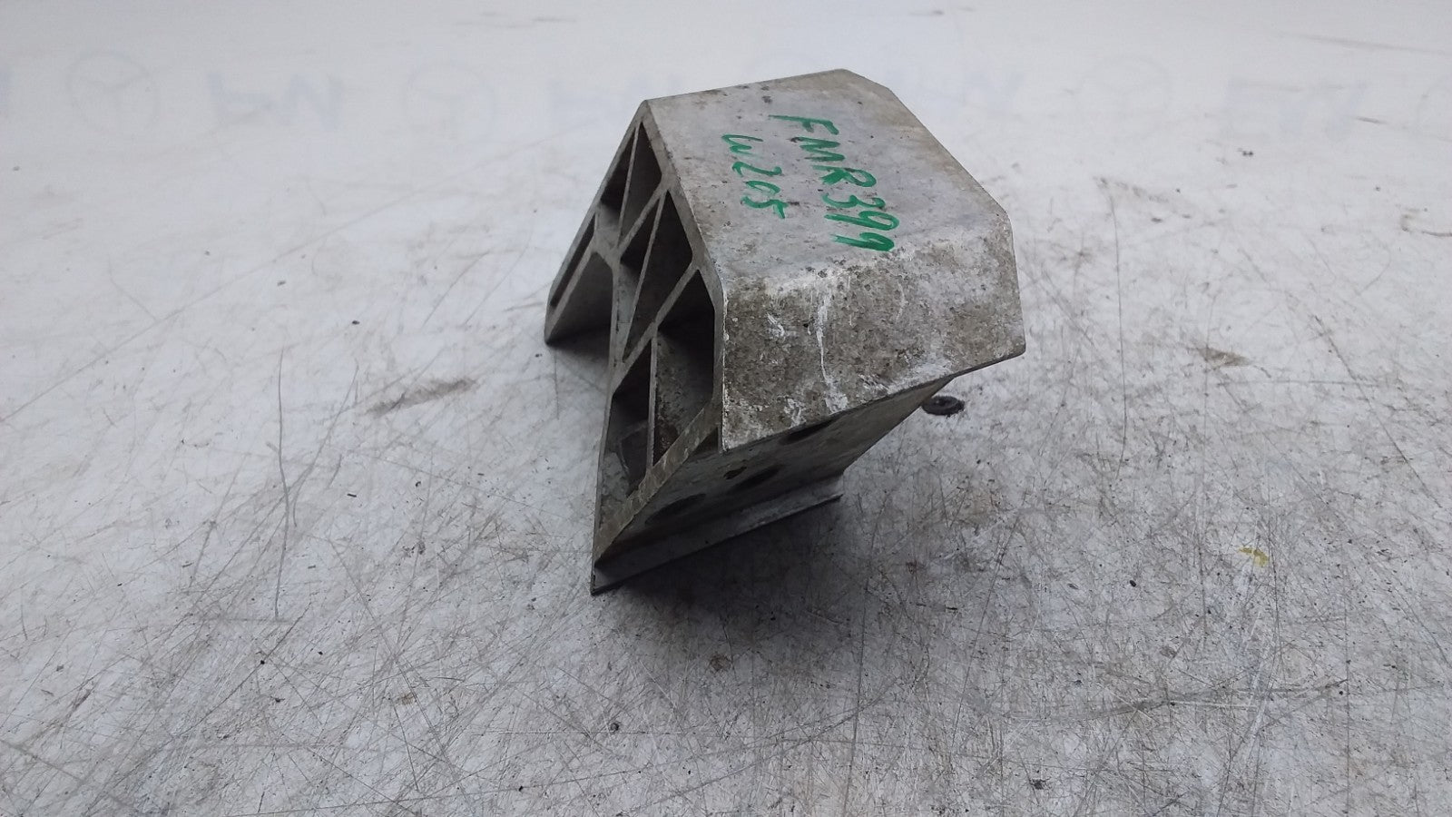 MERCEDES BENZ  C-CLASS  RADIATOR MOUNT BRACKET LEFT SIDE A2055014120  FMR399