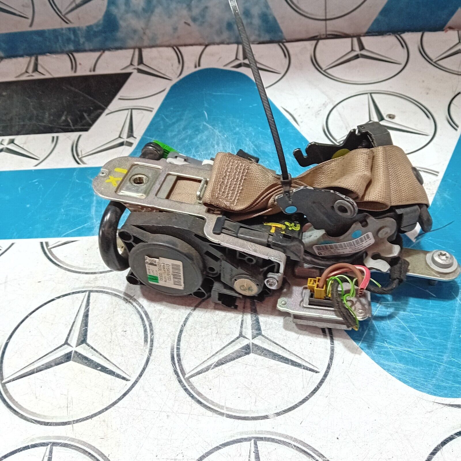 MERCEDES BENZ W207 E CLASS COUPE FRONT SEAT BELT RIGHT SIDE A2078603685