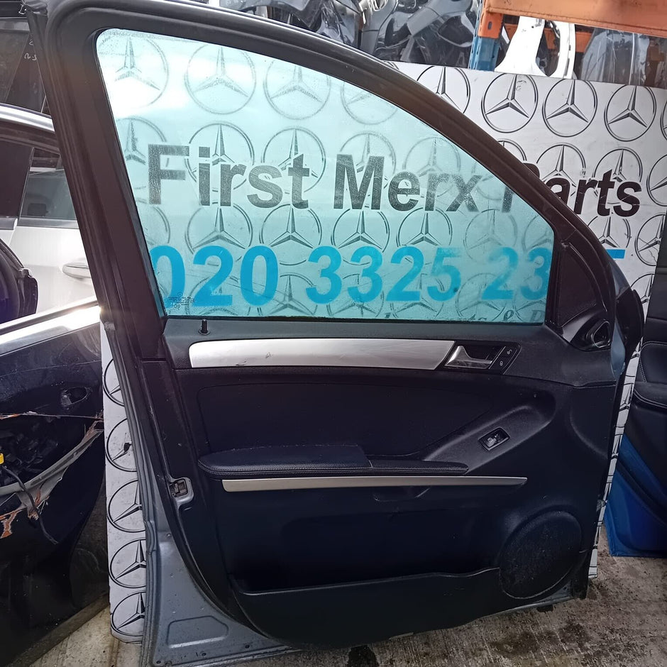 MERCEDES BENZ ML  W164  PASSENGER SIDE REAR DOOR ( NEAR SIDE REAR )