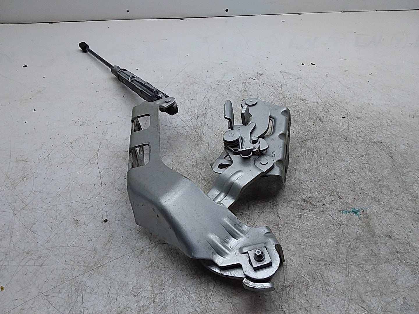 MERCEDES BENZ  C-CLASS W205 BONNET HINGE LEFT PASSENGER SIDE A2058800828 FMR475