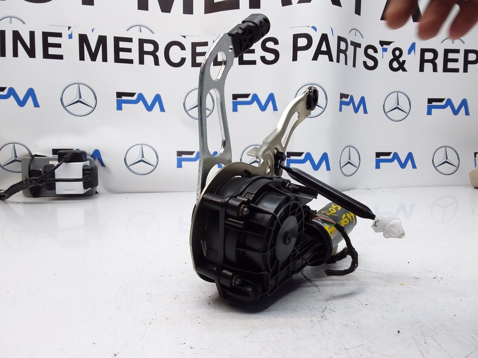 Mercedes C-CLASS W238 TAILGATE LIFT SOFT CLOSE 0390204 124 FM00599