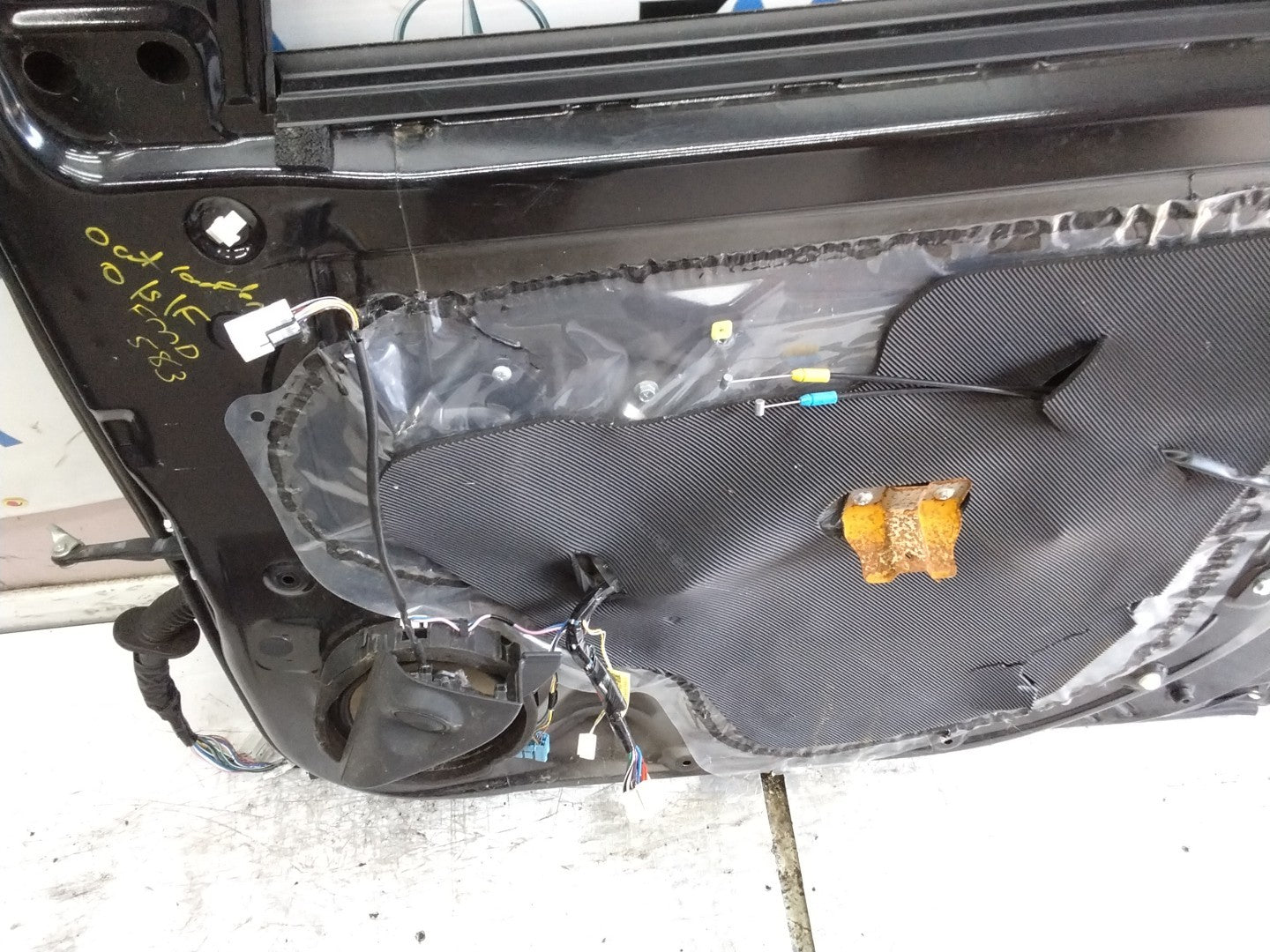 MITSUBISHI OUTLANDER DRIVER FRONT DOOR OSF BLACK  FMD583