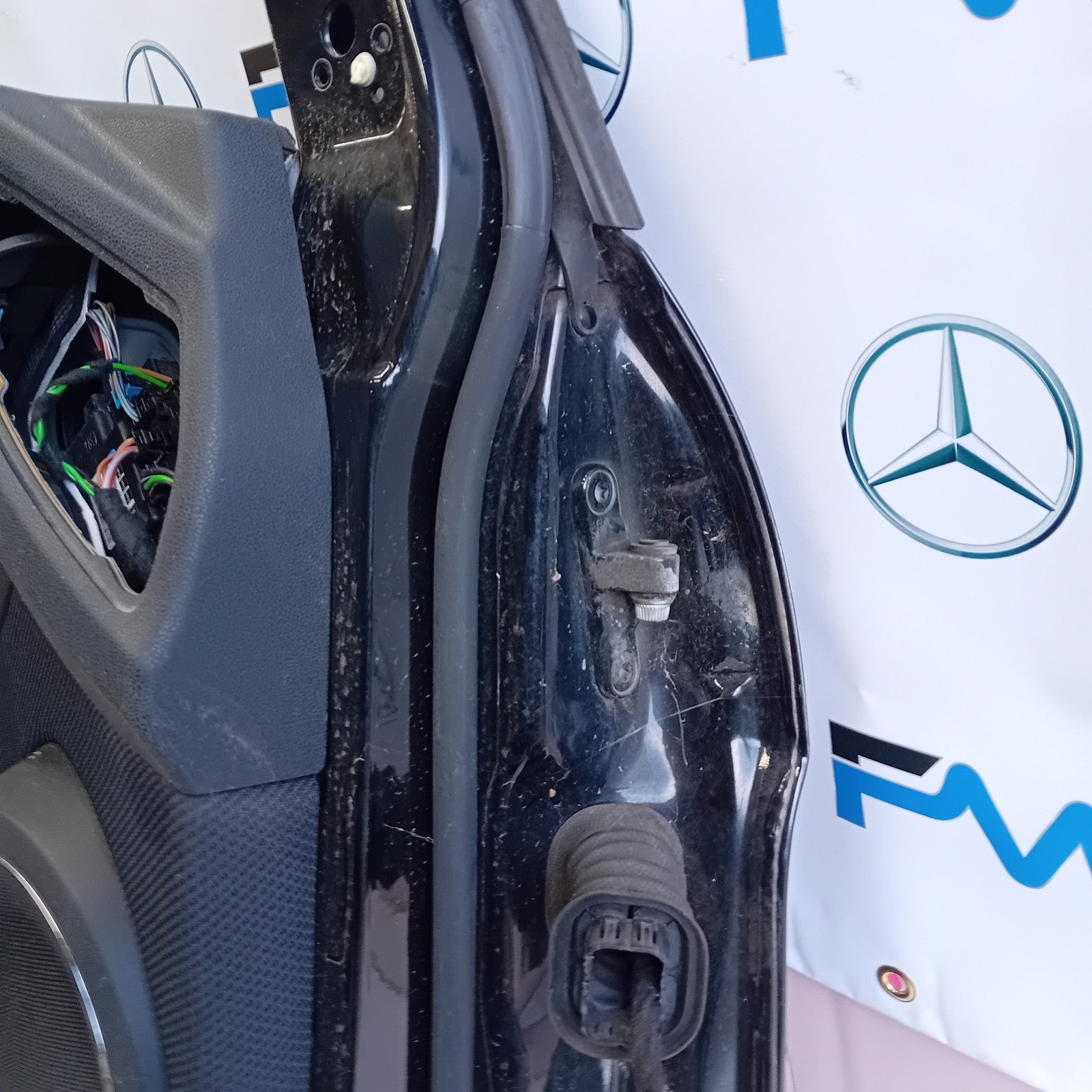 MERCEDES BENZ B-CLASS W245 PASSENGER SIDE FRONT DOOR ( NEAR SIDE FRONT ) FM012