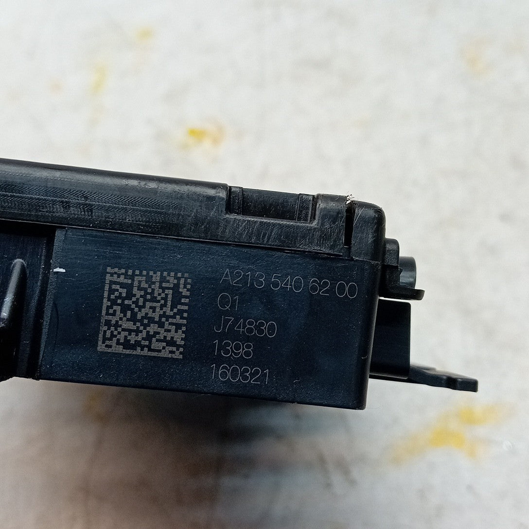 MERCEDES BENZ  E-CLASS  W213 FUSE RELAY JUNCTION BOX  A2135406200  FM001269