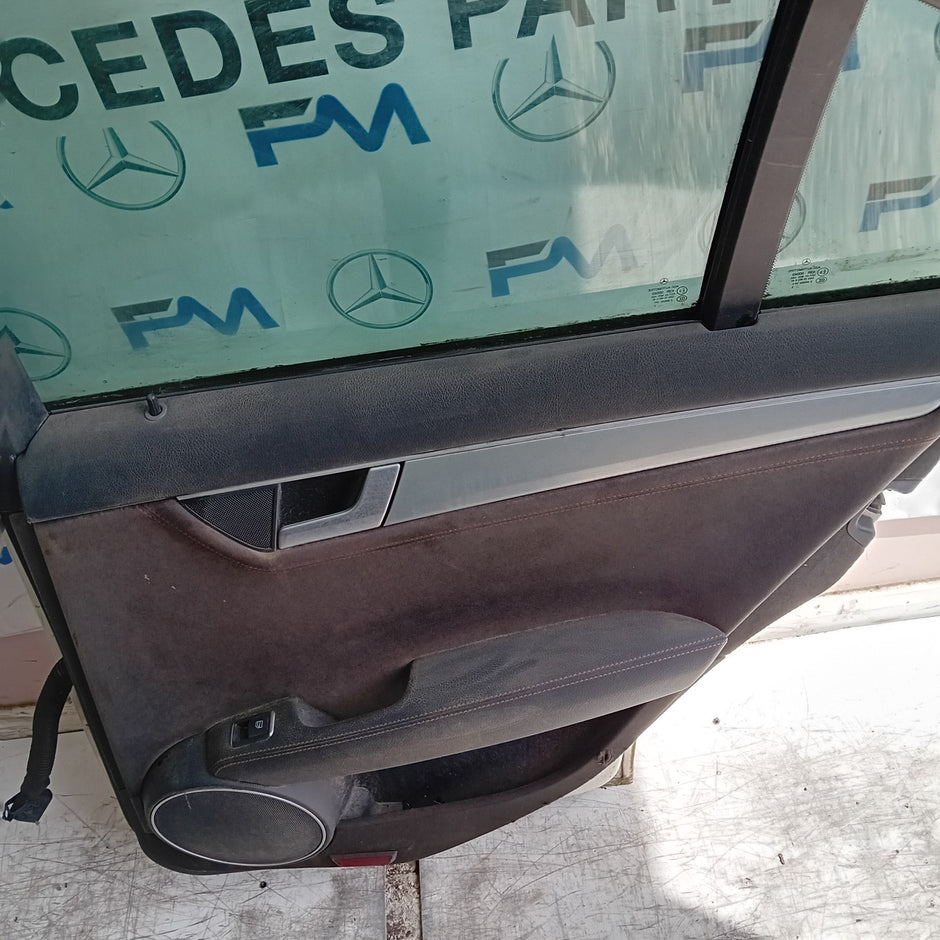 MERCEDES C-CLASS W204 SLN DRIVER REAR DOOR OSR WHITE COMPLETE 2009-2014 FMD436