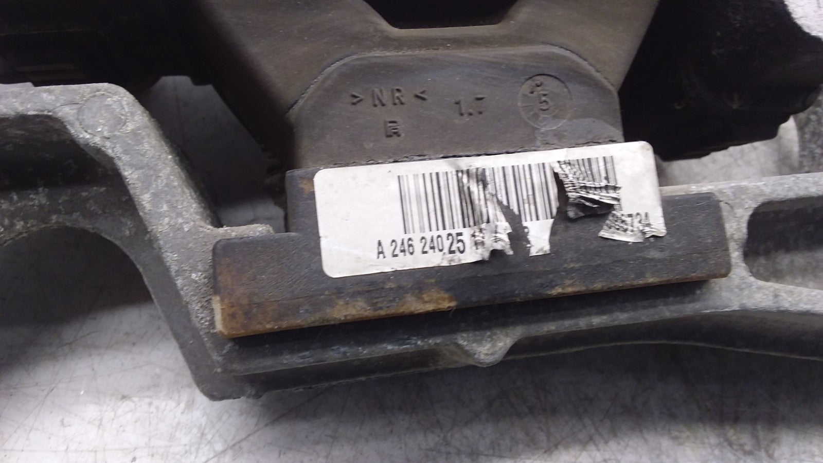 MERCEDES BENZ B-CLS W246 ENGINE MOUNT RIGHT SIDE A2462402517 FMR447