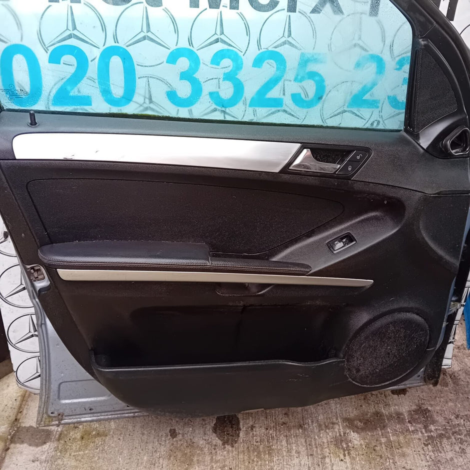 MERCEDES BENZ ML  W164  PASSENGER SIDE REAR DOOR ( NEAR SIDE REAR )