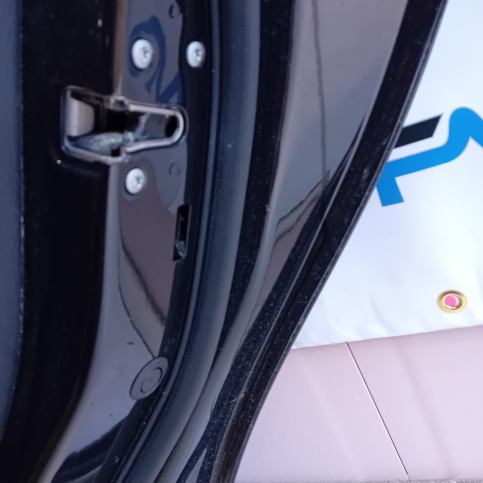 MERCEDES BENZ CLA-CLASS W117 DRIVER SIDE REAR DOOR ( OFF SIDE REAR ) FM011