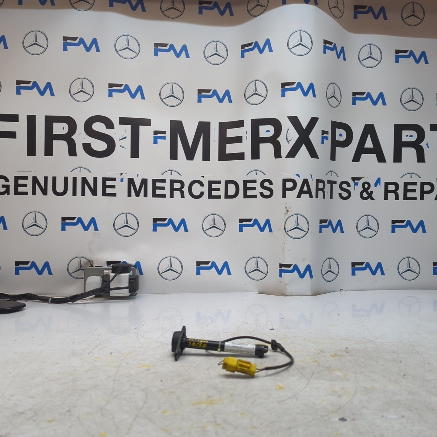 MERCEDES C CLASS W205 BONNET PEDESTRIAN ACTUATOR A2059060002 2014 FM001430