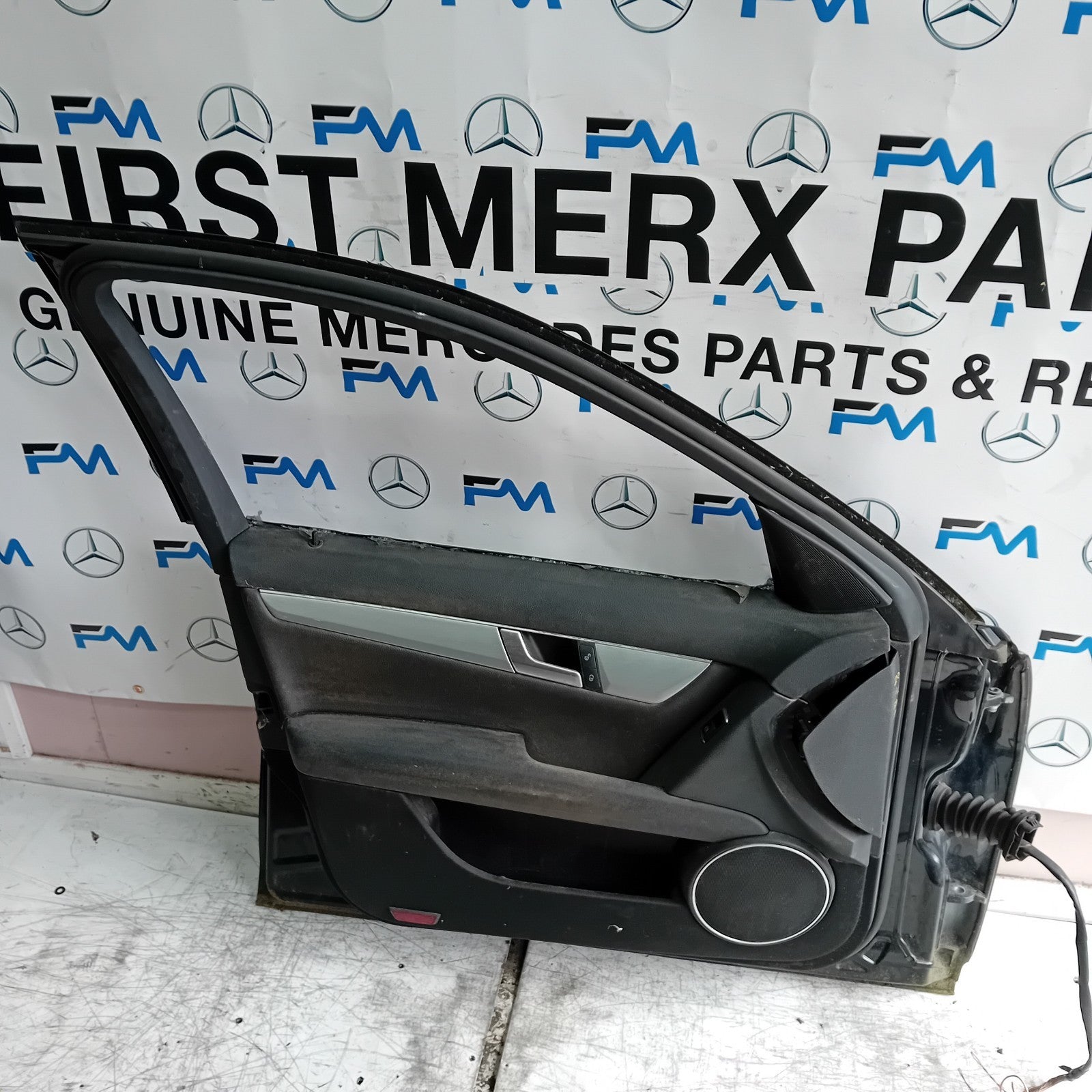 MEECEDS C-CLASS W204 PASSENGER FRONT DOOR NSF BLACK 2008-14 COMPLETE FMD395