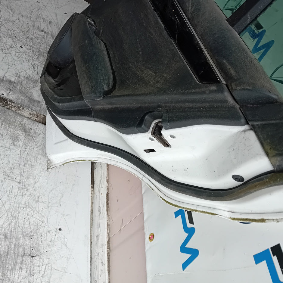 MERCEDES C-CLASS W204 SLN DRIVER REAR DOOR OSR WHITE 2008-2014 COMPLETE FMD441